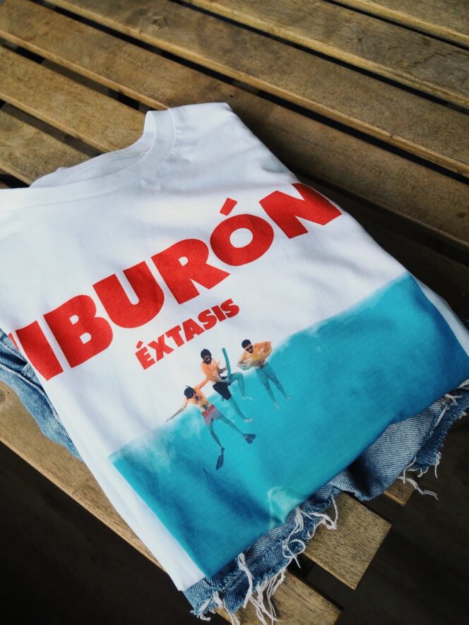 camiseta tiburón de la banda Éxtasis